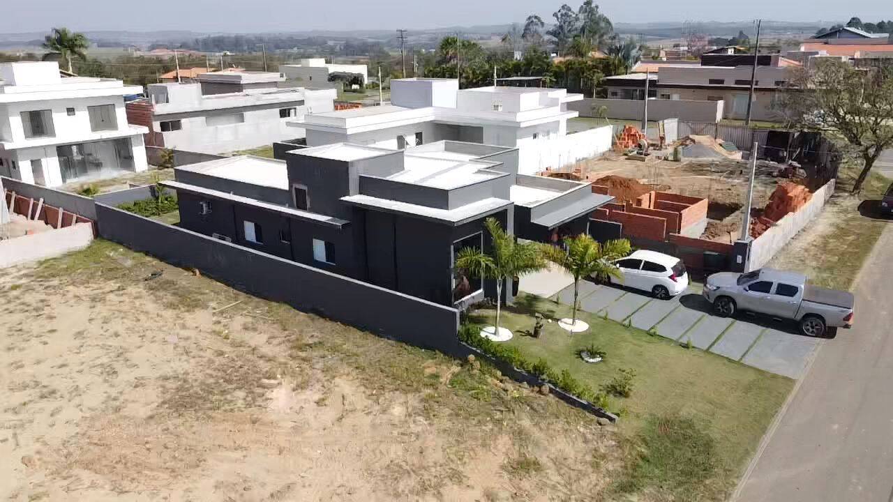 Casa de Condomínio à venda com 3 quartos, 450m² - Foto 1