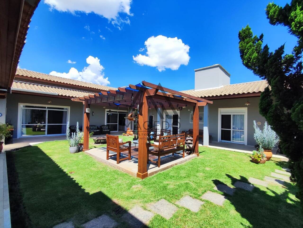 Casa de Condomínio à venda com 4 quartos, 1350m² - Foto 1